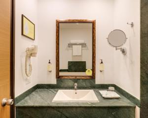 Lemon Tree Hotel Chandigarh的一间浴室