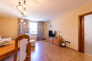 a living room with a couch and a television at Golden Sands 1BD Summer Retreat by Flat Mаnаger in Golden Sands