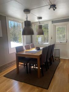 Un comedor con mesa y sillas de madera. en Hus nær lillehammer og sjusjøen, en Lillehammer