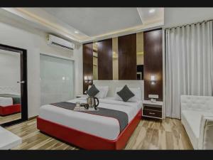 1 dormitorio con 1 cama grande y 1 sofá en Hotel Raas Near M2k Cinemas Rohini, en Nueva Delhi