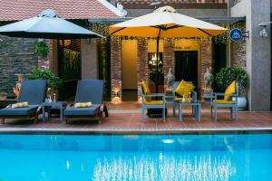 Bazén v ubytování Jaya Suites Hotel nebo v jeho okolí