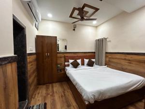 Tempat tidur dalam kamar di AMMA ROOMS AND DORMITORY
