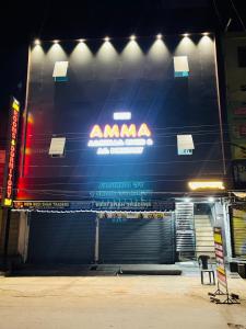 un garage con un cartello sul lato di un edificio di AMMA ROOMS AND DORMITORY a Raipur