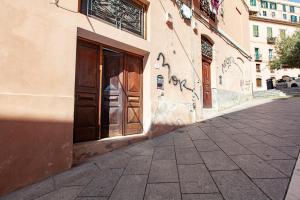 um edifício com uma porta ao lado de uma rua em Loft Antica Cagliari em Cagliari