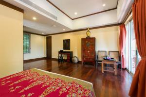 a large living room with a bed and a table at Katamanda villa Sooksan in Kata Beach