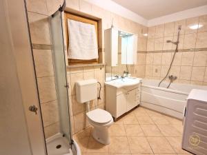 W łazience znajduje się toaleta, wanna i umywalka. w obiekcie Apartment Saria Strunjan w mieście Strunjan