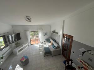 - Vistas a la sala de estar con sofá en Terra da Eira - Villa mit Pool Western Algarve, en Vila do Bispo