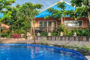 uma casa com piscina em frente a uma casa em Mayfair On Sea, Morjim Beach, Goa em Morjim