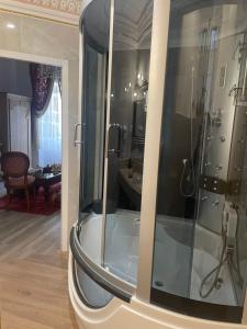baño con ducha y puerta de cristal en Suite Orientale Maison de L'église du Couvent en Narbonne