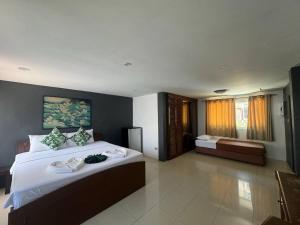Кровать или кровати в номере Patong Sea U