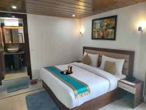 Giường trong phòng chung tại Hotel Badri