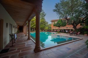 ein Bild eines Schwimmbads in einem Haus in der Unterkunft Polo Heritage Hotel in Jodhpur