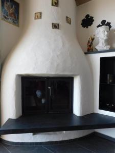 een open haard in een woonkamer met een zwarte mantel bij Wildgrün Königs Lodge 17 in Pfronten