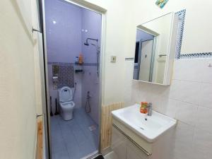 a bathroom with a toilet and a sink and a shower at Kota 3BR Townhouse 5 Pax - TVBox/Mahjong/Jonker in Melaka +17 photos