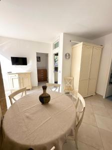 una mesa con un jarrón en una habitación en La Casa di Anna, Mondello, en Palermo