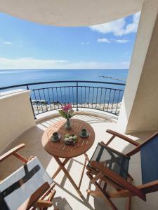 balkon ze stołem i krzesłami oraz oceanem w obiekcie Apartment Aphaya, complex Carpe Diem, Апартамент Афайя, комплекс Карпе Дием w Bałcziku