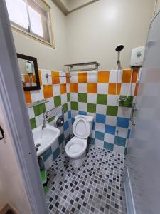 Koupelna v ubytování Achcha hotel - itsaraphap MRT station - Wat Arun