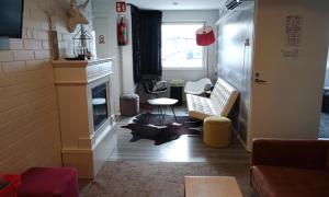ein Wohnzimmer mit einem Sofa und einem Tisch in der Unterkunft Kuukkeli Saariselkä Inn in Saariselkä