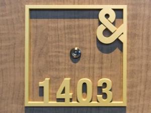 uma porta de madeira com uma placa que diz o número em &Here TOKYO UENO em Tóquio