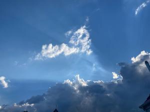 una nube con forma de corazón en el cielo azul en FeWo Hasen Suite, en Worpswede