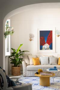 ein Wohnzimmer mit Couch und Tisch in der Unterkunft Villa Michela, 2BR, 2BT, amazing patio, jacuzzi, newly renovated in Capri