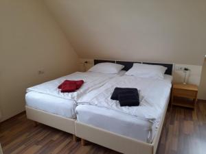 una camera da letto con un letto e due asciugamani di Dachspitz - junges Wohnen a Unterkirnach