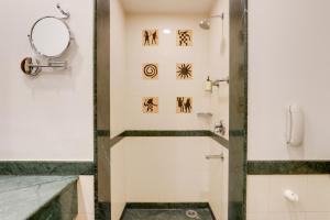 Lemon Tree Hotel Chandigarh的一间浴室