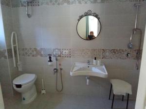 y baño con lavabo, aseo y espejo. en LOCANDA DEI FOLLI, en Roccamonfina