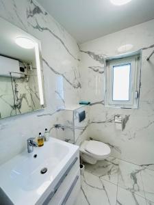 A bathroom at Marina Deluxe Apartment
