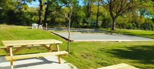 Zahrada ubytování CAMPING LES EMBRUNS 3*