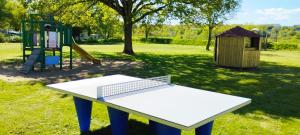 Herní místnost nebo prostor pro děti v ubytování CAMPING LES EMBRUNS 3*