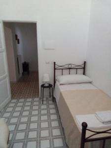 Habitación pequeña con 2 camas y pasillo en LOCANDA DEI FOLLI, en Roccamonfina