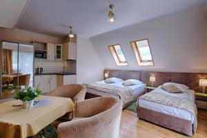 pokój hotelowy z 2 łóżkami i kuchnią w obiekcie Pensjonat Dawidek w Zakopanem