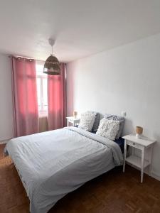Ein Bett oder Betten in einem Zimmer der Unterkunft Appartement vue Parc Montjuzet avec garage