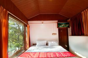 uma cama num quarto com uma janela em Exotica Holidays em Viripara