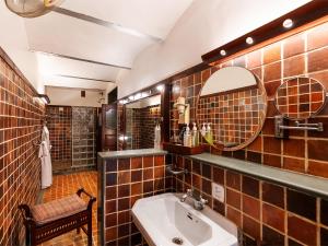 Een badkamer bij The House of MG-A Heritage Hotel, Ahmedabad
