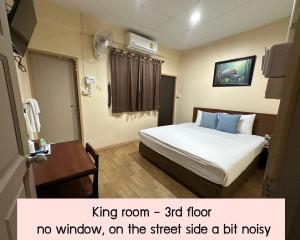 ein Hotelzimmer mit Kingsize-Bett kein Fenster zur Straßenseite in der Unterkunft Achcha hotel - itsaraphap MRT station - Wat Arun in Bangkok