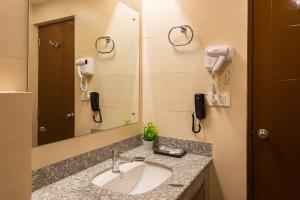 Baðherbergi á Hotel Crystal Pashupati