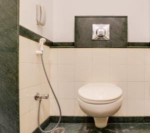 Lemon Tree Hotel Chandigarh的一间浴室