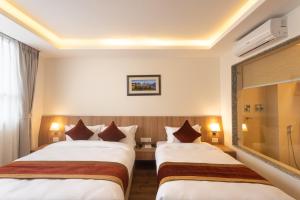 Rúm í herbergi á Hotel Crystal Pashupati