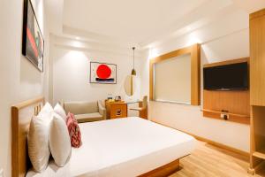 Lemon Tree Hotel Chandigarh的电视和/或娱乐中心