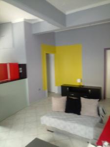 Pokój z łóżkiem i żółtą ścianą w obiekcie JIM w mieście Andravída