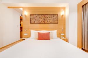 Lemon Tree Hotel Chandigarh客房内的一张或多张床位