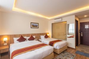 Rúm í herbergi á Hotel Crystal Pashupati