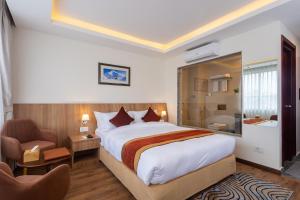 Rúm í herbergi á Hotel Crystal Pashupati