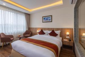 Rúm í herbergi á Hotel Crystal Pashupati