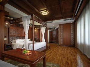 um quarto com uma cama e uma mesa com fruta em Lee's Boutique Resort em Zhangjiajie