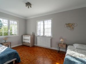 um quarto com 2 camas e 2 janelas em Maison Parentis-en-Born, 4 pièces, 6 personnes - FR-1-319-531 em Parentis-en-Born