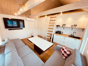 a living room with a couch and a table at Kiilu puhkemaja in Eametsa
