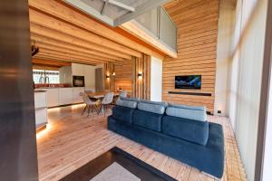 a living room with a couch and a kitchen at le petit ballon in Ventron